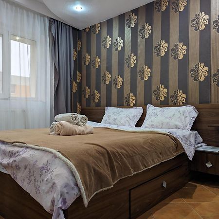 Modern Oasis With A Cozy Fireplace Your Stylish Apartment Minutes From Downtown Bucureşti Ngoại thất bức ảnh
